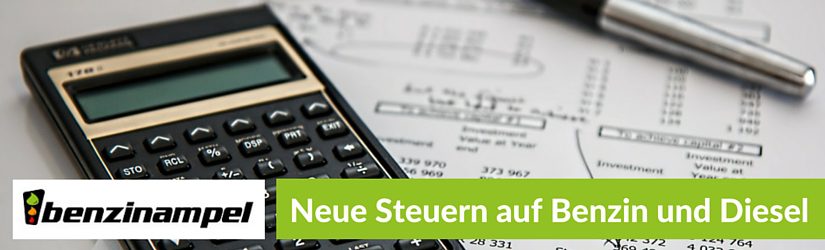 Die Wagen auf der Steuertafel und auf dem Benzin nach dem Schmutz